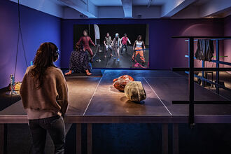 Stefan Panhans und Andrea Winkler, „Freeroam À Rebours, Mod#I.1 – Installation Version“, 2017/2021.  In der Ausstellung „Stefan Panhans / Andrea Winkler – The Pow(d)er of I Am Klick Klick Klick Klick and a very very bad bad musical!“, HMKV im Dortmunder