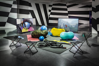 Stefan Panhans, „HOSTEL – Installation Version“, 2018.  In der Ausstellung „Stefan Panhans / Andrea Winkler – The Pow(d)er of I Am Klick Klick Klick Klick and a very very bad bad musical!“, HMKV im Dortmunder U, 15. Mai – 05. September 2021, Foto: Jannis