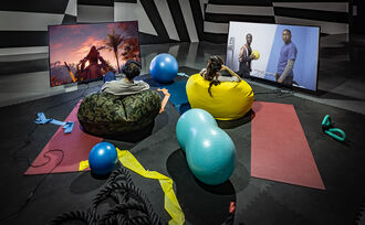 Stefan Panhans, „HOSTEL – Installation Version“, 2018.  In der Ausstellung „Stefan Panhans / Andrea Winkler – The Pow(d)er of I Am Klick Klick Klick Klick and a very very bad bad musical!“, HMKV im Dortmunder U, 15. Mai – 05. September 2021, Foto: Jannis