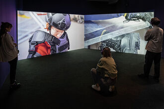 Stefan Panhans und Andrea Winkler, „Border Control“, 2021.  In der Ausstellung „Stefan Panhans / Andrea Winkler – The Pow(d)er of I Am Klick Klick Klick Klick and a very very bad bad musical!“, HMKV im Dortmunder U, 15. Mai – 05. September 2021, Foto: Jan