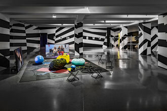 Stefan Panhans, „HOSTEL – Installation Version“, 2018.  In der Ausstellung „Stefan Panhans / Andrea Winkler – The Pow(d)er of I Am Klick Klick Klick Klick and a very very bad bad musical!“, HMKV im Dortmunder U, 15. Mai – 05. September 2021, Foto: Jannis