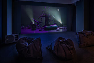 Stefan Panhans, „Noch ein Sportstück“, 2014.  In der Ausstellung „Stefan Panhans / Andrea Winkler – The Pow(d)er of I Am Klick Klick Klick Klick and a very very bad bad musical!“, HMKV im Dortmunder U, 15. Mai – 05. September 2021, Foto: Jannis Wiebusch