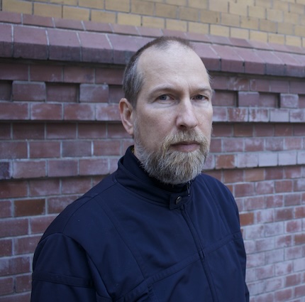 Sakrowksi vor eine Mauer